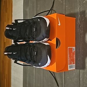 Womans NIKE Free Metcon 5 Sneakers 6.5 Black and White